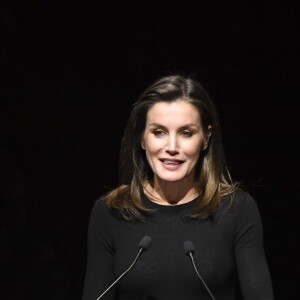 La reine Letizia d'Espagne (jupe Uterqüe, haut Hugo Boss, bottes Magrit) lors de son discours au 8e Forum contre le cancer pour une approche globale, auquel elle présidait à Madrid le 4 février 2019.
