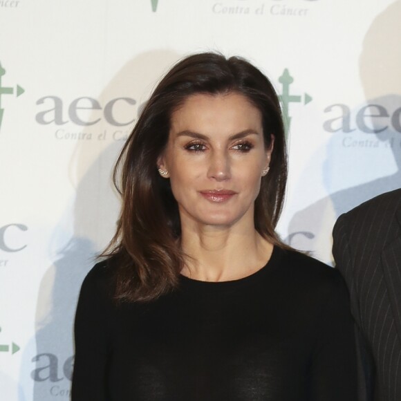 La reine Letizia d'Espagne (jupe Uterqüe, haut Hugo Boss, bottes Magrit) lors du 8e Forum contre le cancer pour une approche globale à Madrid le 4 février 2019.