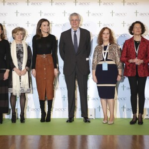 La reine Letizia d'Espagne (jupe Uterqüe, haut Hugo Boss, bottes Magrit) lors du 8e Forum contre le cancer pour une approche globale à Madrid le 4 février 2019.
