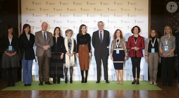 La reine Letizia d'Espagne (jupe Uterqüe, haut Hugo Boss, bottes Magrit) lors du 8e Forum contre le cancer pour une approche globale à Madrid le 4 février 2019.