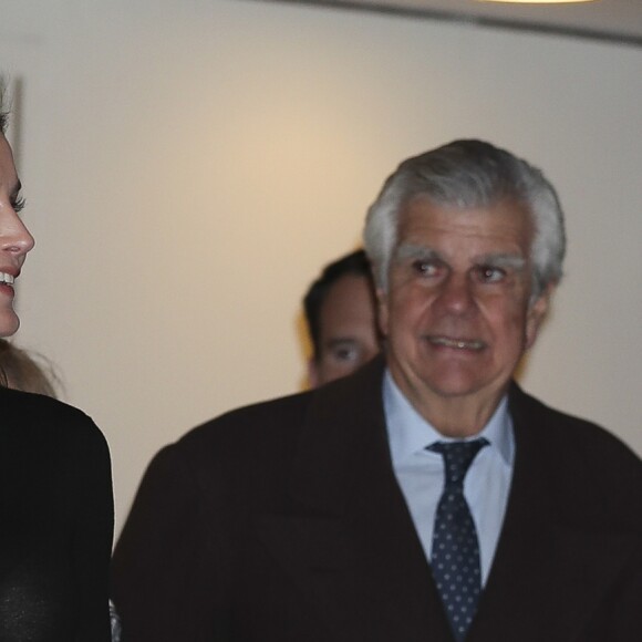 La reine Letizia d'Espagne (jupe Uterqüe, haut Hugo Boss, bottes Magrit) lors du 8e Forum contre le cancer pour une approche globale à Madrid le 4 février 2019.