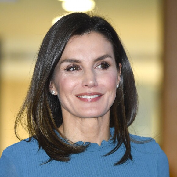 La reine Letizia d'Espagne (robe Zara) lors de la remise des bourses de la Fondation Iberdrola à Madrid le 31 janvier 2019.