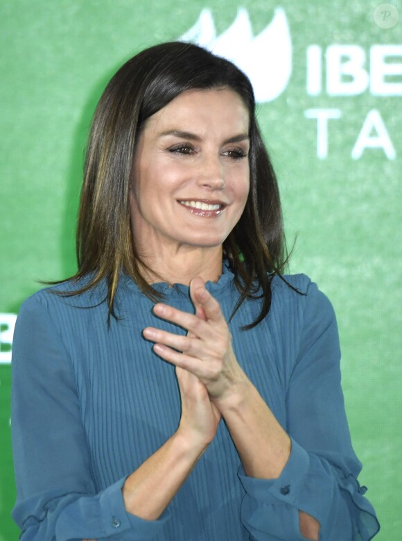 La reine Letizia d'Espagne (robe Zara) lors de la remise des bourses de la Fondation Iberdrola à Madrid le 31 janvier 2019.