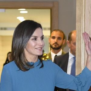 La reine Letizia d'Espagne (robe Zara) lors de la remise des bourses de la Fondation Iberdrola à Madrid le 31 janvier 2019.