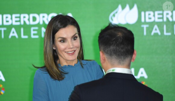 La reine Letizia d'Espagne (robe Zara) lors de la remise des bourses de la Fondation Iberdrola à Madrid le 31 janvier 2019.