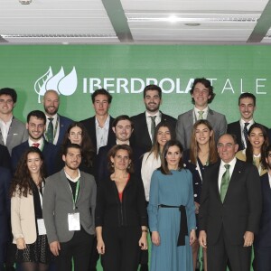 La reine Letizia d'Espagne (robe Zara) lors de la remise des bourses de la Fondation Iberdrola à Madrid le 31 janvier 2019.