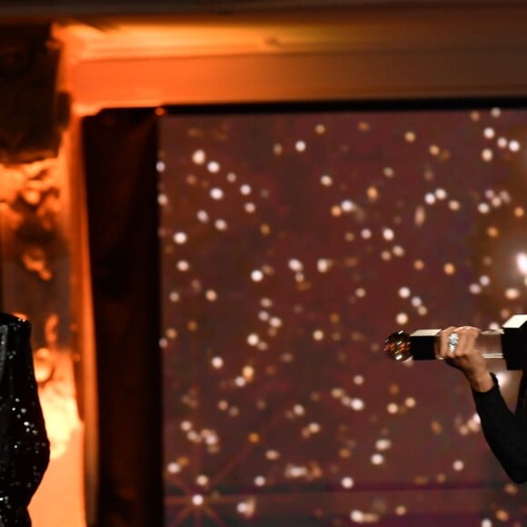 Exclusif - Juliette Binoche (présidente d'honneur de la 14ème cérémonie des Globes de Cristal) et Salma Hayek (1er Globe d'Honneur International) lors de la 14ème cérémonie des Globes de Cristal, à la salle Wagram à Paris, le 4 février 2019. © Rachid Bellak/Bestimage