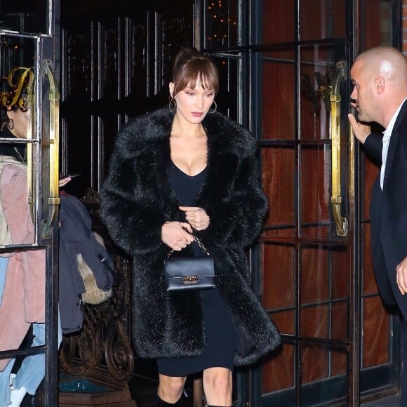 Bella Hadid sort du Bowery Hotel pour se rendre à la soirée "Michael Kors x Bella Hadid Immersive Experience" dans le quartier de SoHo à New York, le 5 février 2019.