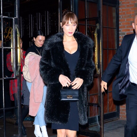 Bella Hadid sort du Bowery Hotel pour se rendre à la soirée "Michael Kors x Bella Hadid Immersive Experience" dans le quartier de SoHo à New York, le 5 février 2019.