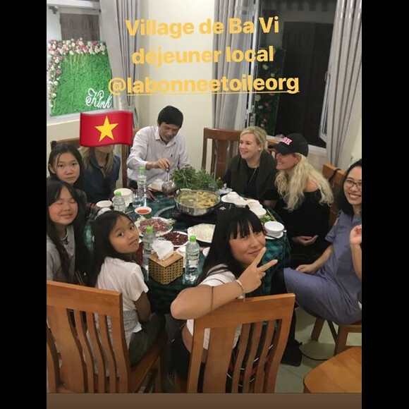 Laeticia Hallyday au Vietnam avec ses filles Jade et Joy, Hélène Darroze et ses filles Charlotte et Quiterie. Photo publiée sur Instagram le 21 décembre 2018.