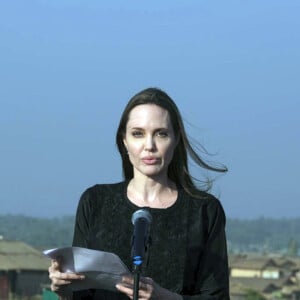 Angelina Jolie parle lors d'une conférence de presse de l'UNHCR au Bangladesh le 5 février 2019