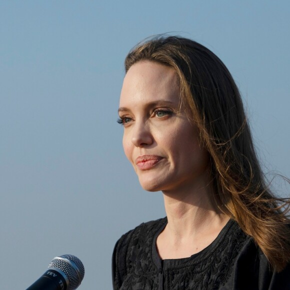 Angelina Jolie parle lors d'une conférence de presse de l'UNHCR au Bangladesh le 5 février 2019