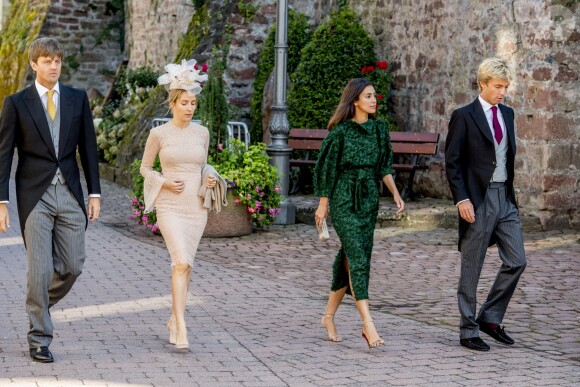 Le prince Ernst August de Hanovre et sa femme la princesse Ekaterina Malysheva avec le prince Christian de Hanovre et la comtesse Alessandra de Osma lors du mariage religieux du prince Ferdinand de Leiningen et de Viktoria Luise de Prusse à Amorbach en Allemagne le 16 septembre 2017.
