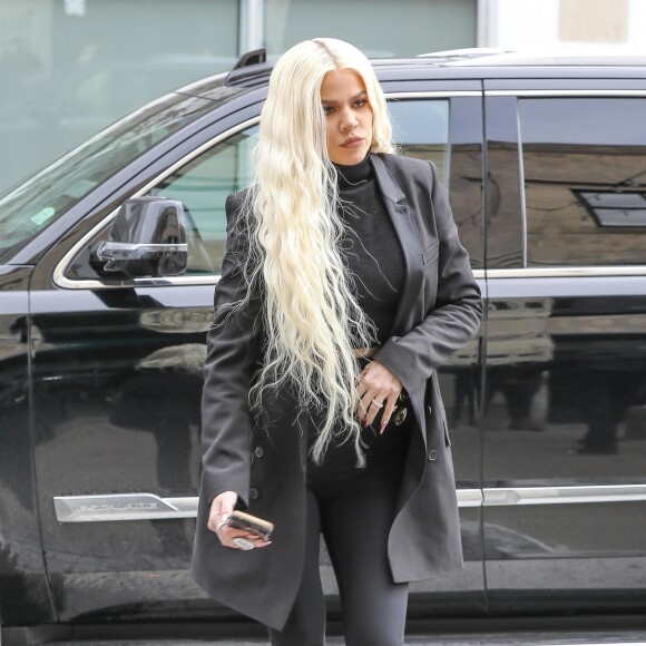 Exclusif - Khloé Kardashian arrive dans une galerie d'art à Los Angeles, le 5 février 2019.