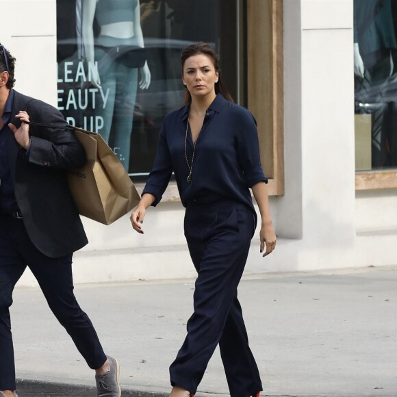 Eva Longoria et son mari Jose Baston sortent pour le déjeuner et faire du shopping avec leur fils Santiago à Beverly Hills, Los Angeles, le 1er février 2019.