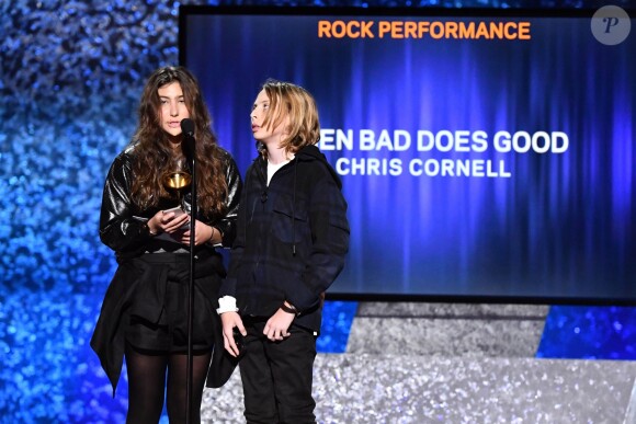 Toni Cornell et Christopher Nicholas Cornell acceptent le Grammy Award de la Meilleure performance de rock au nom de leur père, le défunt Chris Cornell, aux 61e Grammy Awards. Los Angeles, le 10 février 2018.