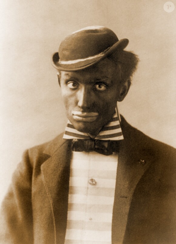 Le "blackface" est le nom du maquillage porté par des comédiens blancs lors de spectacles à caractère raciste aux États-Unis.