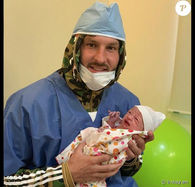 André-Pierre Gignac a présenté sur Instagram sa petite Mavy tout juste née, le 14 février 2019, au Mexique. Son cinquième enfant, son troisième avec Deborah.