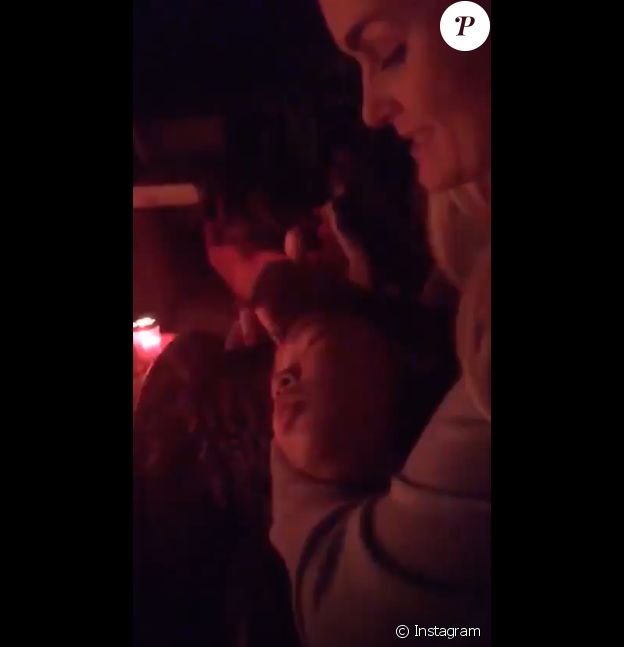 Jade, Joy et Laeticia Hallyday sur la tombe de Johnny à Saint-Barthélémy. Février 2019.