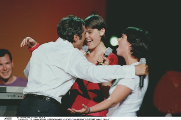 Julien Clerc fête son anniversaire sur scène au Palais des sports avec ses filles Angèle Herry Leclerc et Jeanne Herry, le 3 octobre 1997.