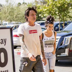 Exclusif - Tommy Lee et sa femme Brittany Furlan sont allés faire des courses chez "Bristol Farms" à Los Angeles, le 3 août 2018.