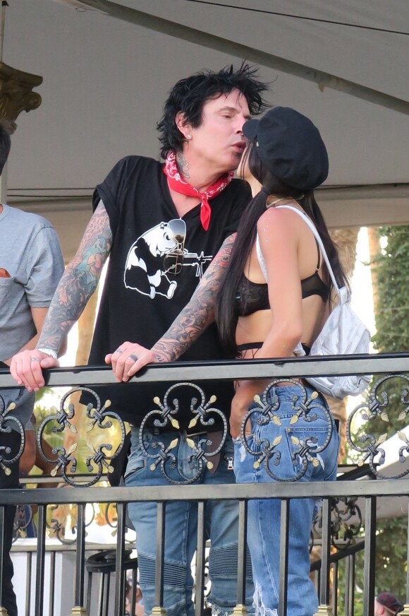 Exclusif - Tommy Lee et sa fiancée Brittany Furlan s'embrassent tendrement lors du festival de musique de Coachella à Indio le 21 avril 2018.