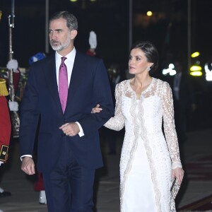 La reine Letizia et le roi Felipe VI d'Espagne étaient les invités d'honneur du roi Mohammed VI du Maroc et de sa famille le 13 février 2019 au palais royal à Rabat pour un dîner de gala dans le cadre de leur visite officielle de deux jours.