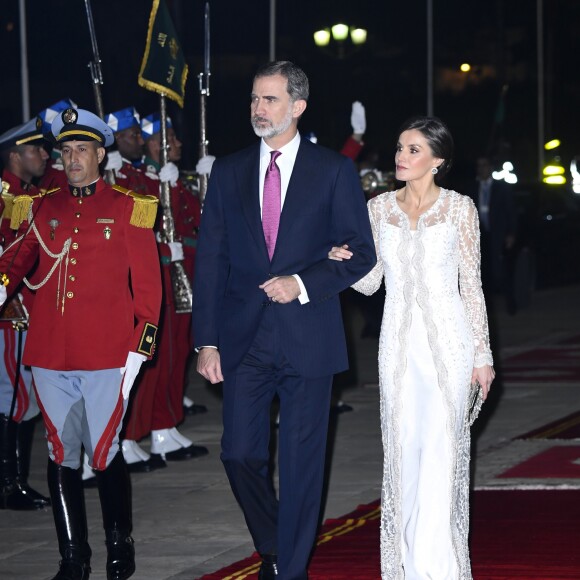 La reine Letizia et le roi Felipe VI d'Espagne étaient les invités d'honneur du roi Mohammed VI du Maroc et de sa famille le 13 février 2019 au palais royal à Rabat pour un dîner de gala dans le cadre de leur visite officielle de deux jours.
