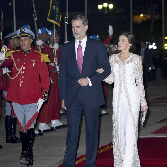 La reine Letizia et le roi Felipe VI d'Espagne étaient les invités d'honneur du roi Mohammed VI du Maroc et de sa famille le 13 février 2019 au palais royal à Rabat pour un dîner de gala dans le cadre de leur visite officielle de deux jours.