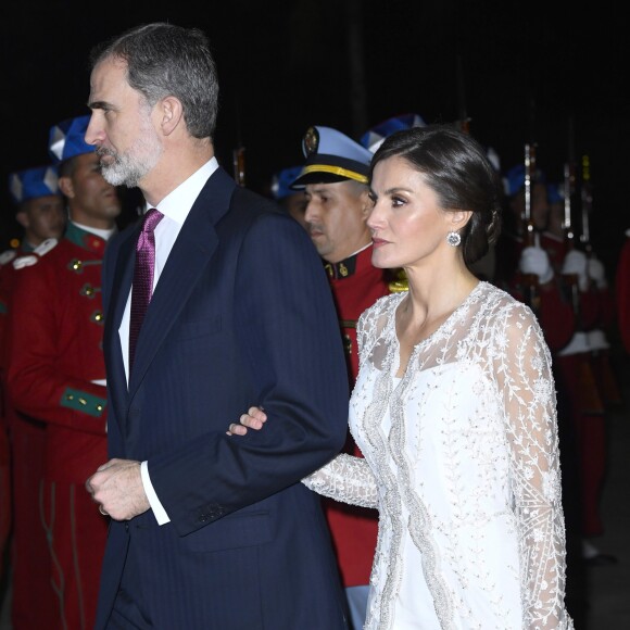 La reine Letizia et le roi Felipe VI d'Espagne étaient les invités d'honneur du roi Mohammed VI du Maroc et de sa famille le 13 février 2019 au palais royal à Rabat pour un dîner de gala dans le cadre de leur visite officielle de deux jours.