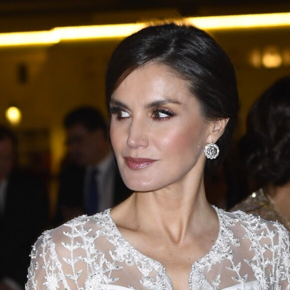 La reine Letizia et le roi Felipe VI d'Espagne étaient les invités d'honneur du roi Mohammed VI du Maroc et de sa famille le 13 février 2019 au palais royal à Rabat pour un dîner de gala dans le cadre de leur visite officielle de deux jours.