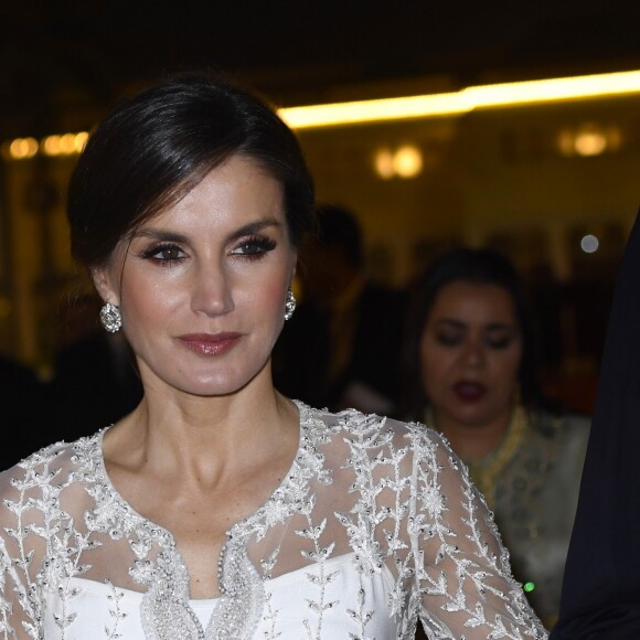 La reine Letizia et le roi Felipe VI d'Espagne étaient les invités d'honneur du roi Mohammed VI du Maroc et de sa famille le 13 février 2019 au palais royal à Rabat pour un dîner de gala dans le cadre de leur visite officielle de deux jours.