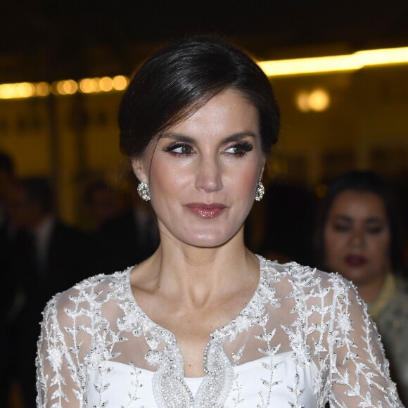 La reine Letizia et le roi Felipe VI d'Espagne étaient les invités d'honneur du roi Mohammed VI du Maroc et de sa famille le 13 février 2019 au palais royal à Rabat pour un dîner de gala dans le cadre de leur visite officielle de deux jours.