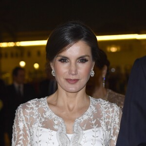 La reine Letizia et le roi Felipe VI d'Espagne étaient les invités d'honneur du roi Mohammed VI du Maroc et de sa famille le 13 février 2019 au palais royal à Rabat pour un dîner de gala dans le cadre de leur visite officielle de deux jours.