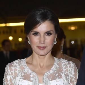La reine Letizia et le roi Felipe VI d'Espagne étaient les invités d'honneur du roi Mohammed VI du Maroc et de sa famille le 13 février 2019 au palais royal à Rabat pour un dîner de gala dans le cadre de leur visite officielle de deux jours.