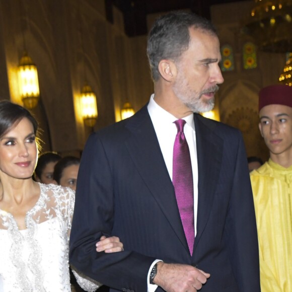 La reine Letizia et le roi Felipe VI d'Espagne étaient les invités d'honneur du roi Mohammed VI du Maroc et de sa famille le 13 février 2019 au palais royal à Rabat pour un dîner de gala dans le cadre de leur visite officielle de deux jours.