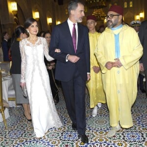 La reine Letizia et le roi Felipe VI d'Espagne étaient les invités d'honneur du roi Mohammed VI du Maroc et de sa famille le 13 février 2019 au palais royal à Rabat pour un dîner de gala dans le cadre de leur visite officielle de deux jours.