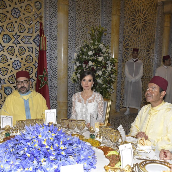 La reine Letizia et le roi Felipe VI d'Espagne étaient les invités d'honneur du roi Mohammed VI du Maroc et de sa famille le 13 février 2019 au palais royal à Rabat pour un dîner de gala dans le cadre de leur visite officielle de deux jours.