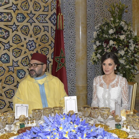 La reine Letizia et le roi Felipe VI d'Espagne étaient les invités d'honneur du roi Mohammed VI du Maroc et de sa famille le 13 février 2019 au palais royal à Rabat pour un dîner de gala dans le cadre de leur visite officielle de deux jours.