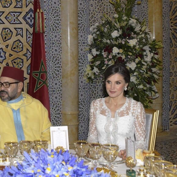 La reine Letizia et le roi Felipe VI d'Espagne étaient les invités d'honneur du roi Mohammed VI du Maroc et de sa famille le 13 février 2019 au palais royal à Rabat pour un dîner de gala dans le cadre de leur visite officielle de deux jours.