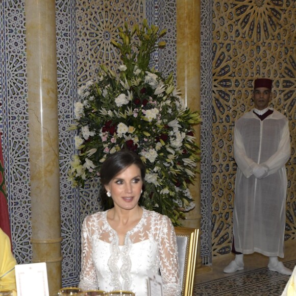 La reine Letizia et le roi Felipe VI d'Espagne étaient les invités d'honneur du roi Mohammed VI du Maroc et de sa famille le 13 février 2019 au palais royal à Rabat pour un dîner de gala dans le cadre de leur visite officielle de deux jours.
