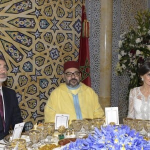 La reine Letizia et le roi Felipe VI d'Espagne étaient les invités d'honneur du roi Mohammed VI du Maroc et de sa famille le 13 février 2019 au palais royal à Rabat pour un dîner de gala dans le cadre de leur visite officielle de deux jours.