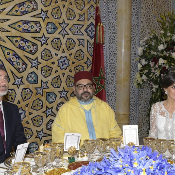 La reine Letizia et le roi Felipe VI d'Espagne étaient les invités d'honneur du roi Mohammed VI du Maroc et de sa famille le 13 février 2019 au palais royal à Rabat pour un dîner de gala dans le cadre de leur visite officielle de deux jours.