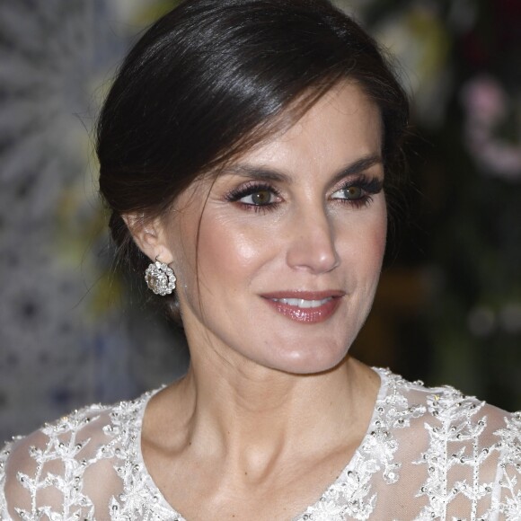 La reine Letizia et le roi Felipe VI d'Espagne étaient les invités d'honneur du roi Mohammed VI du Maroc et de sa famille le 13 février 2019 au palais royal à Rabat pour un dîner de gala dans le cadre de leur visite officielle de deux jours.