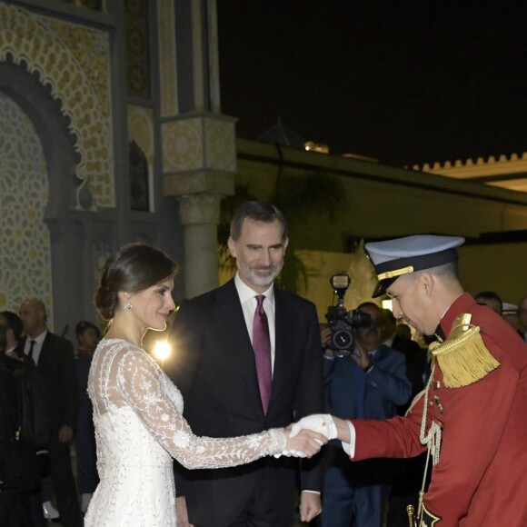 La reine Letizia et le roi Felipe VI d'Espagne étaient les invités d'honneur du roi Mohammed VI du Maroc et de sa famille le 13 février 2019 au palais royal à Rabat pour un dîner de gala dans le cadre de leur visite officielle de deux jours.