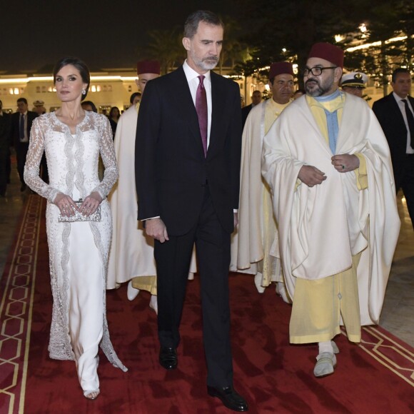 La reine Letizia et le roi Felipe VI d'Espagne étaient les invités d'honneur du roi Mohammed VI du Maroc et de sa famille le 13 février 2019 au palais royal à Rabat pour un dîner de gala dans le cadre de leur visite officielle de deux jours.