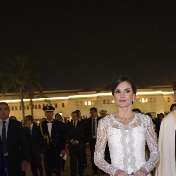 La reine Letizia et le roi Felipe VI d'Espagne étaient les invités d'honneur du roi Mohammed VI du Maroc et de sa famille le 13 février 2019 au palais royal à Rabat pour un dîner de gala dans le cadre de leur visite officielle de deux jours.