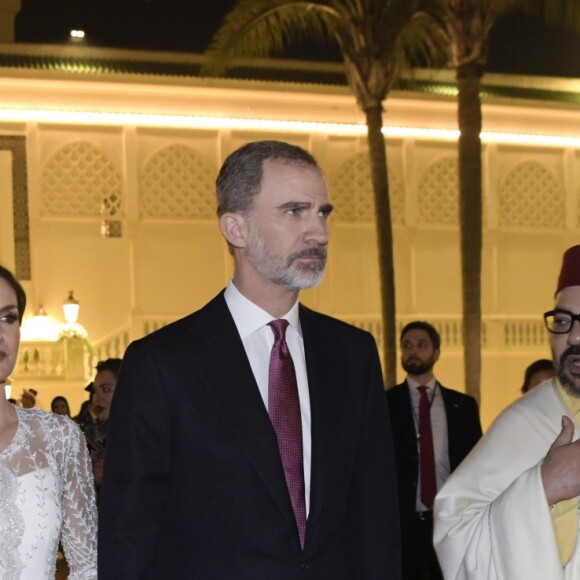 La reine Letizia et le roi Felipe VI d'Espagne étaient les invités d'honneur du roi Mohammed VI du Maroc et de sa famille le 13 février 2019 au palais royal à Rabat pour un dîner de gala dans le cadre de leur visite officielle de deux jours.