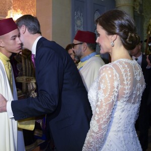 La reine Letizia et le roi Felipe VI d'Espagne, ici salués par le prince héritier Moulay El Hassan du Maroc, étaient les invités d'honneur du roi Mohammed VI du Maroc et de sa famille le 13 février 2019 au palais royal à Rabat pour un dîner de gala dans le cadre de leur visite officielle de deux jours.