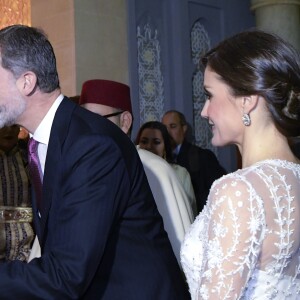 La reine Letizia et le roi Felipe VI d'Espagne, ici salués par le prince héritier Moulay El Hassan du Maroc, étaient les invités d'honneur du roi Mohammed VI du Maroc et de sa famille le 13 février 2019 au palais royal à Rabat pour un dîner de gala dans le cadre de leur visite officielle de deux jours.